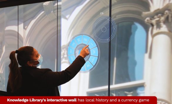知识图书馆的互动墙有当地历史和货币游戏